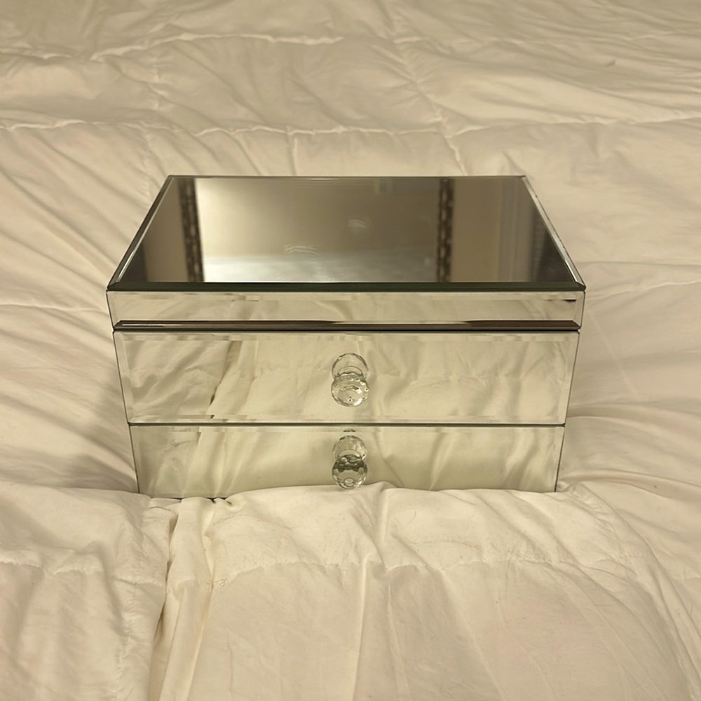 Tahari jewelry organizer in excellent condition
